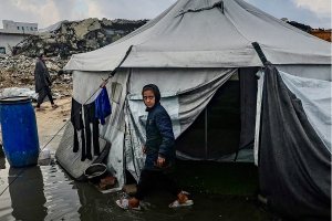 خيام غزة الغارقة في مياه الأمطار