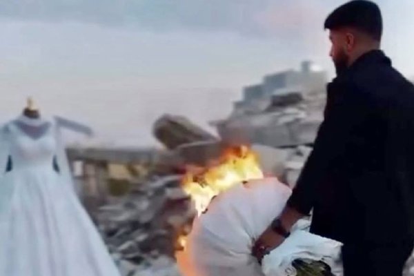 شاب يحرق فستان خطيبته